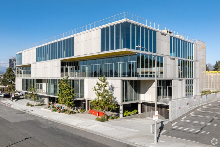 5950 W Jefferson Blvd, Los Angeles, CA à louer - Photo du bâtiment - Image 1 de 16