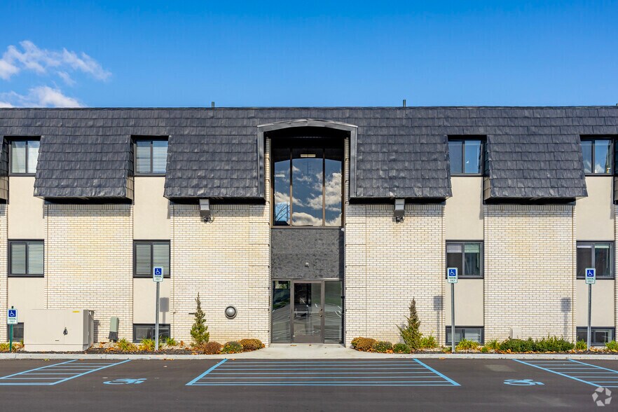 811 Oakwood Dr, Rochester, MI à louer - Photo du bâtiment - Image 3 de 11