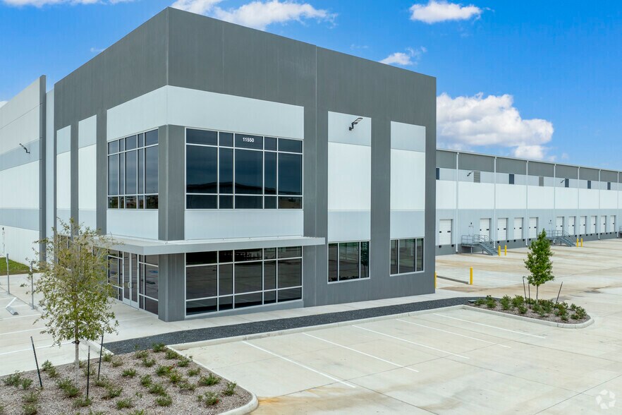 11550 Spectrum Blvd, Houston, TX à louer - Photo du bâtiment - Image 3 de 4