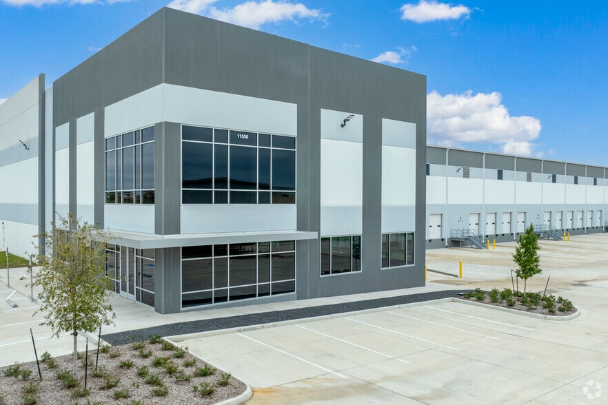 11550 Spectrum Blvd, Houston, TX à louer - Photo du bâtiment - Image 3 de 4