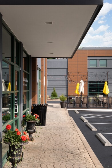 808-812 Lyndon Ln, Louisville, KY for lease - Building Photo - Image 2 of 13