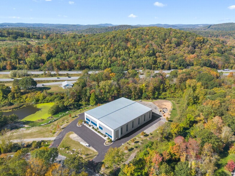 280 Fields Ln, Brewster Village, NY à louer - Photo du bâtiment - Image 2 de 6