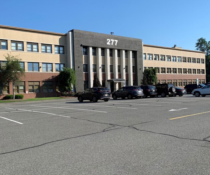 277 Fairfield Rd, Fairfield, NJ à louer - Photo du bâtiment - Image 3 de 4