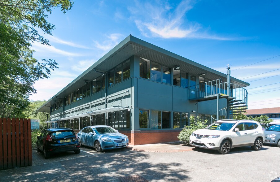 Great Park Rd, Bradley Stoke à louer - Photo du bâtiment - Image 2 de 6