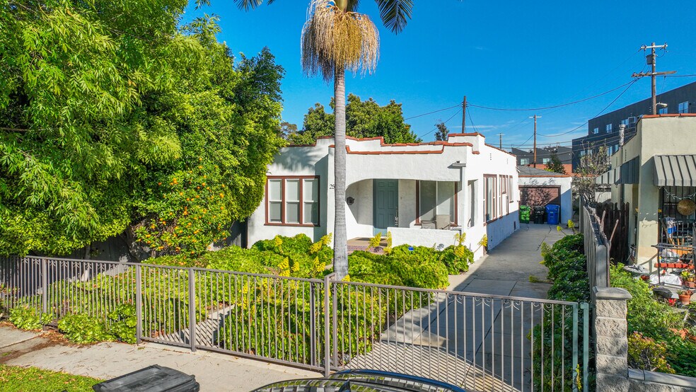 2536 S Dunsmuir Ave, Los Angeles, CA à vendre - Photo du bâtiment - Image 2 de 23