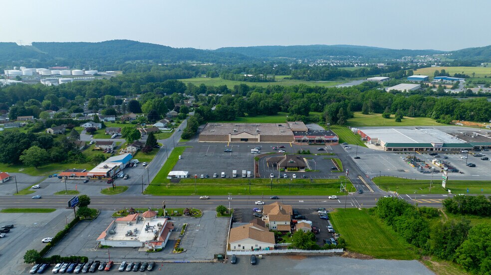 4710 Penn Ave, Sinking Spring, PA à louer - Photo du bâtiment - Image 3 de 35