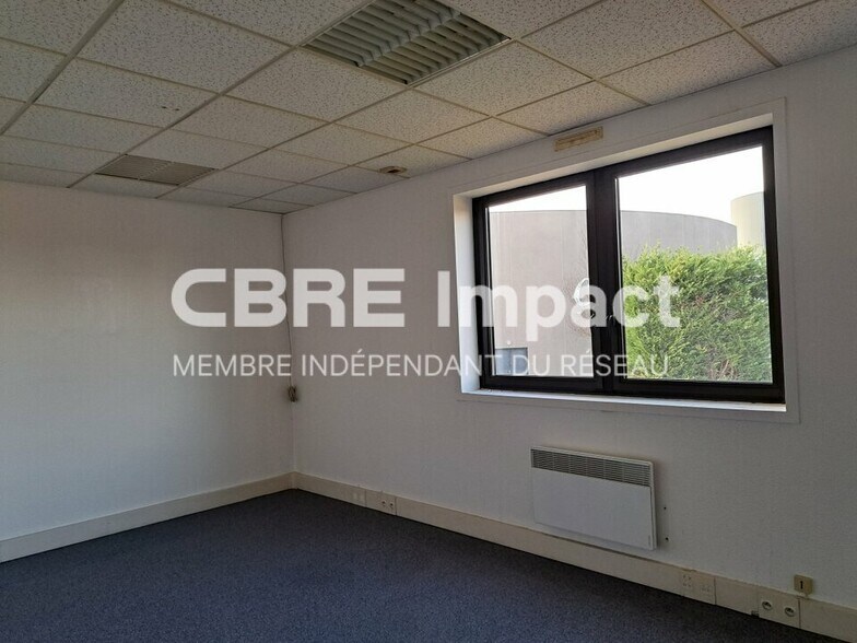 16 E Rue Du Cap Vert, Quetigny for lease - Interior Photo - Image 2 of 6