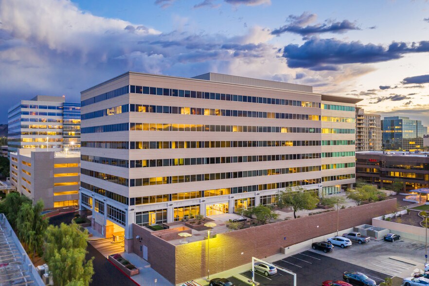 2355 E Camelback Rd, Phoenix, AZ à louer - Photo du bâtiment - Image 1 de 12