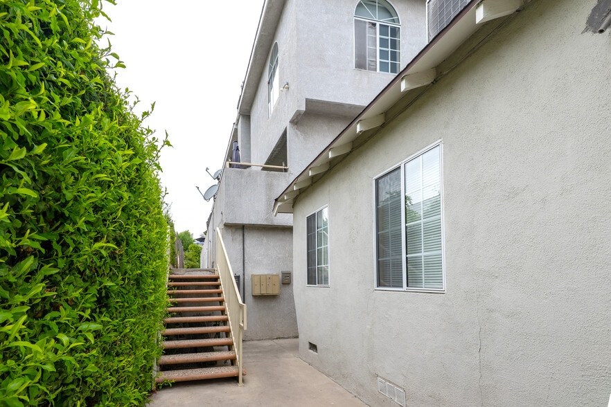 6501 Woodley Ave, Lake Balboa, CA for sale - Building Photo - Image 3 of 13