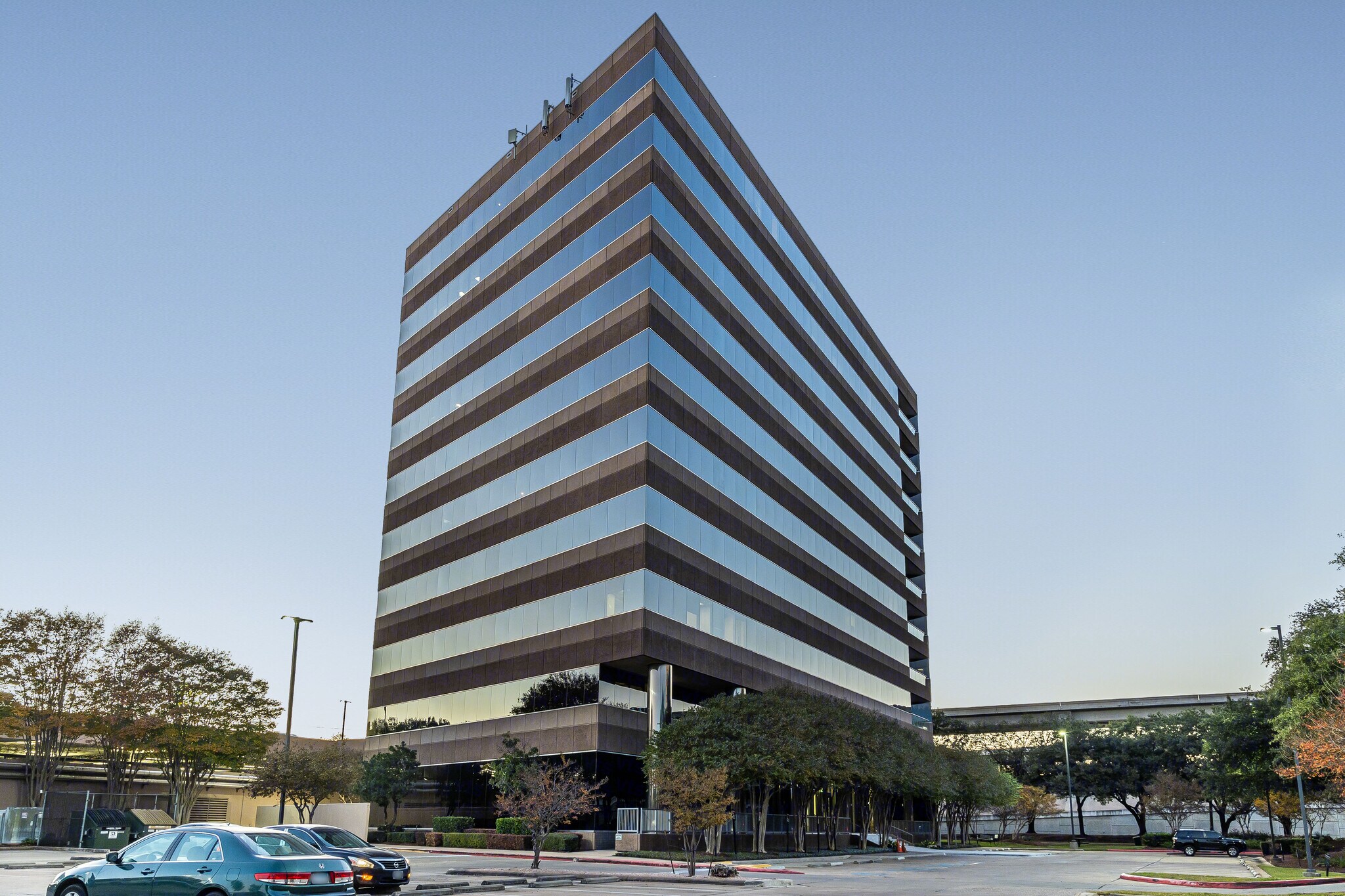 1701 Directors Blvd, Austin, TX à louer Photo du bâtiment- Image 1 de 16