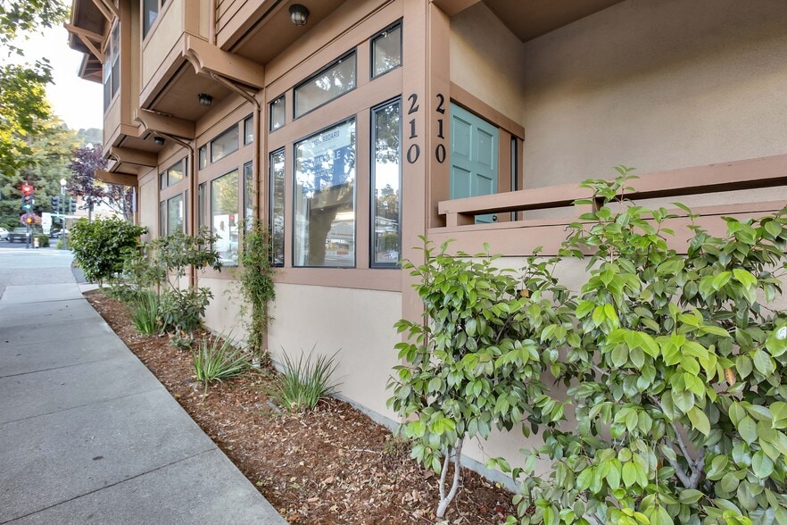 208-210 Redwood Ave, Corte Madera, CA for lease - Building Photo - Image 2 of 14