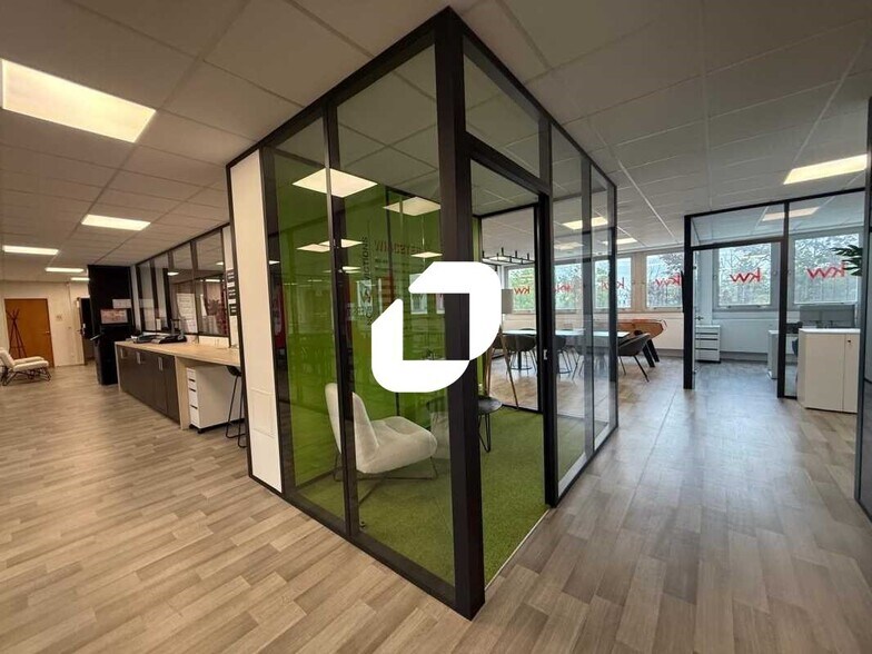 Office in Osny for lease - Interior Photo - Image 2 of 18