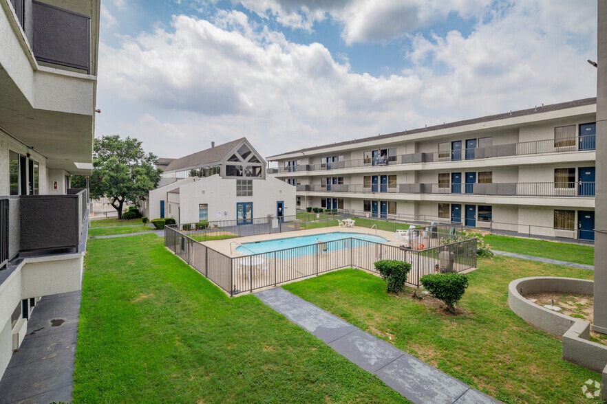 11221 San Pedro Ave, San Antonio, TX à vendre - Photo du bâtiment - Image 3 de 19