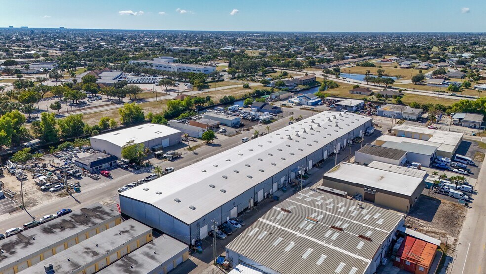 847-905 SE 9th Ter, Cape Coral, FL à louer - Photo du bâtiment - Image 2 de 7