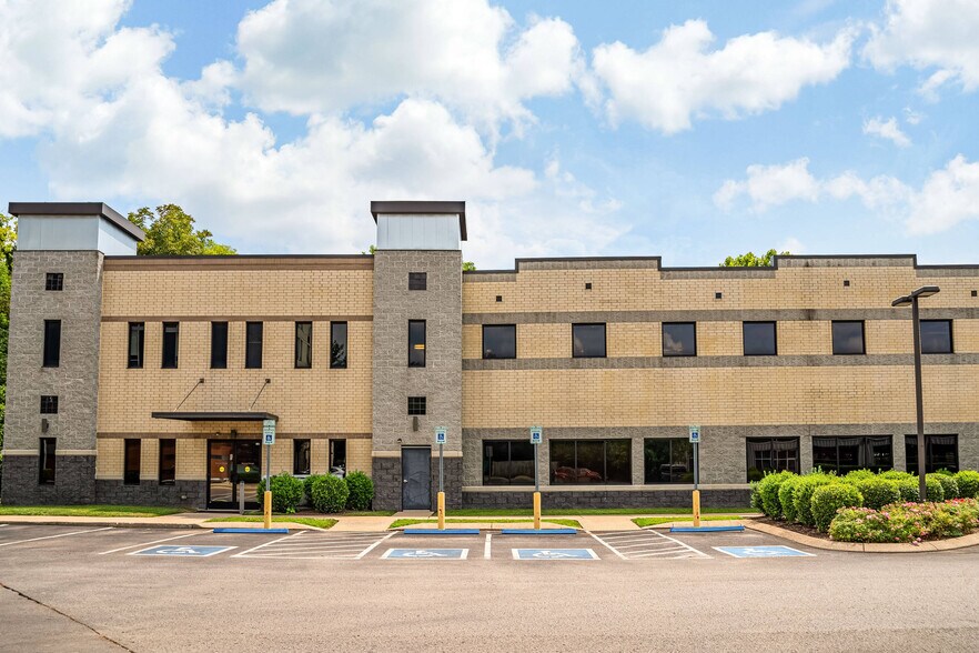 7105 S Springs Dr, Franklin, TN à louer - Photo du bâtiment - Image 2 de 9