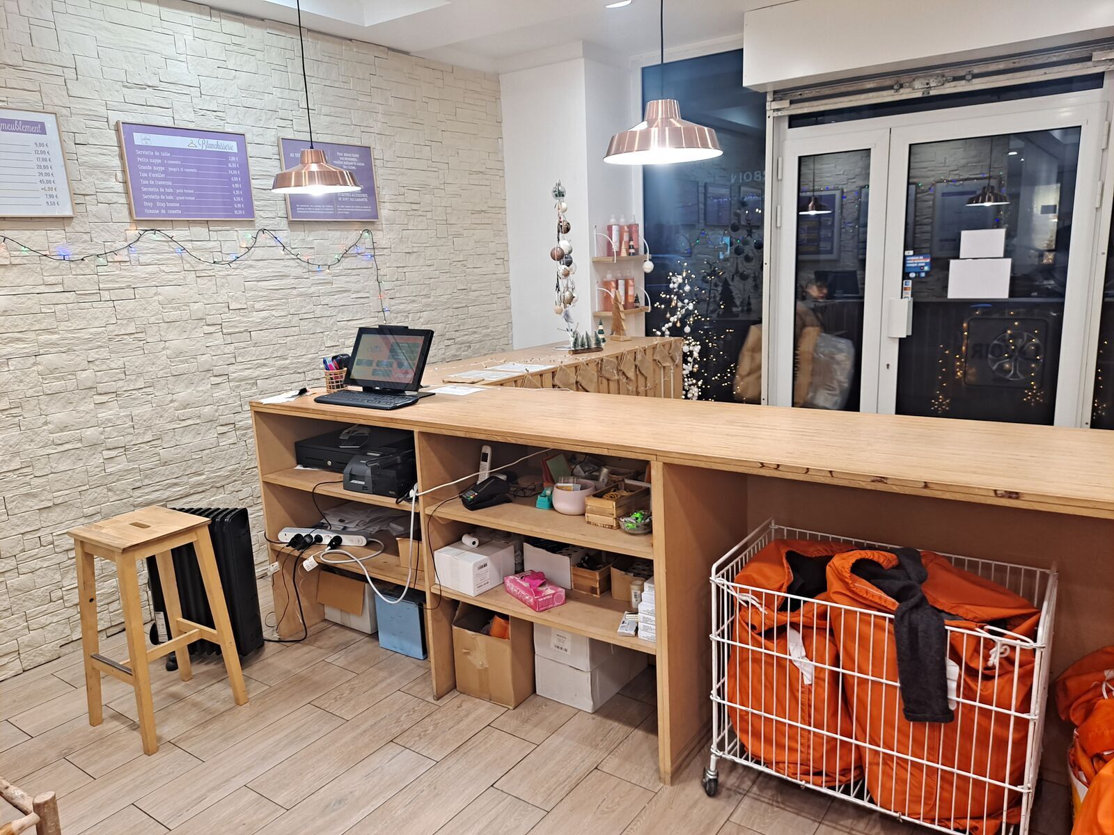 Retail in Paris for lease Building Photo- Image 1 of 6