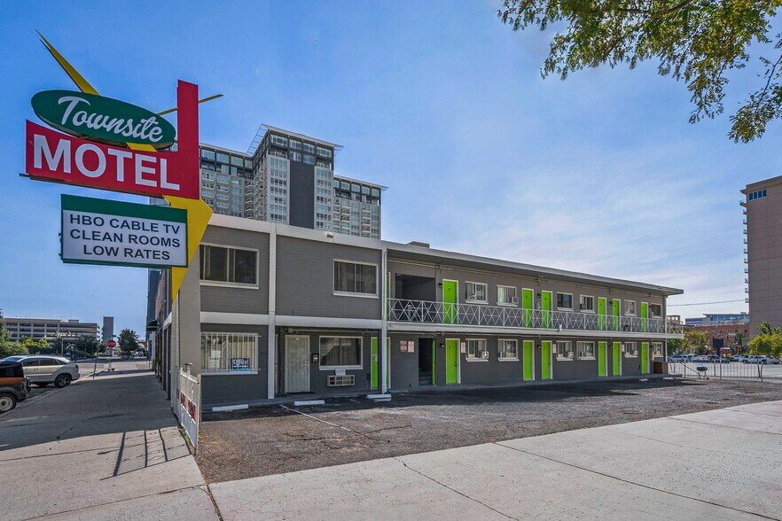 250 W Commercial Row, Reno, NV à vendre - Photo du bâtiment - Image 3 de 9