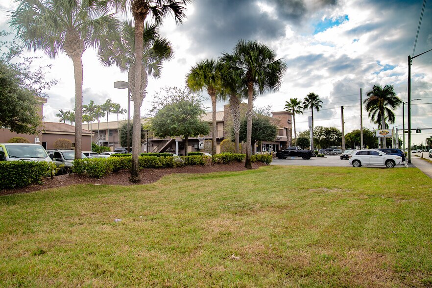 4444 Summit Blvd, West Palm Beach, FL à vendre - Photo du bâtiment - Image 2 de 4