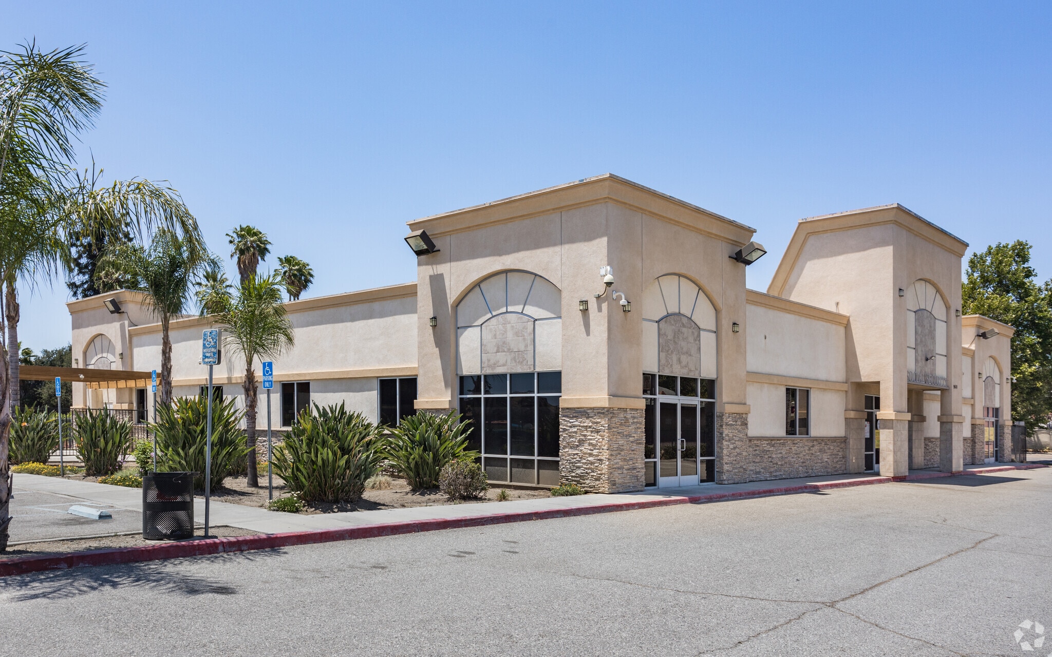 960 W Mission Blvd, Pomona, CA for lease Primary Photo- Image 1 of 7