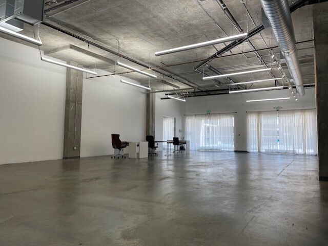 810 E Pico Blvd, Los Angeles, CA à louer - Photo du bâtiment - Image 3 de 11