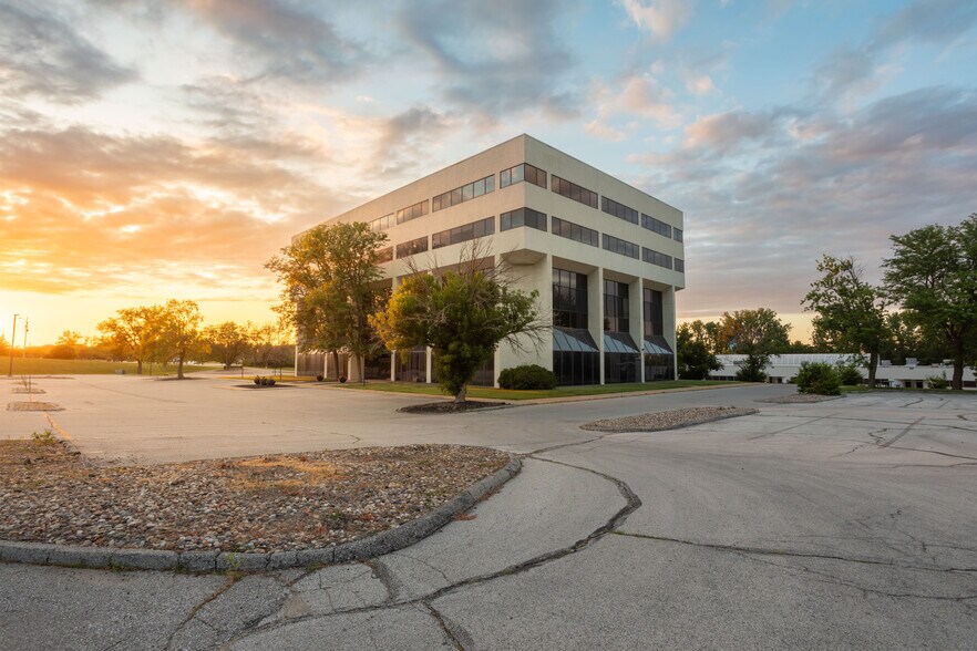 1501 42nd St, West Des Moines, IA à louer - Photo du bâtiment - Image 3 de 7