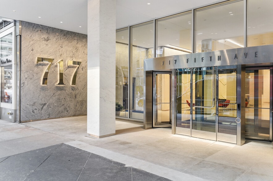 717 Fifth Ave, New York, NY for lease - Interior Photo - Image 3 of 12