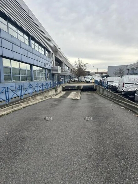 Flex in La Courneuve for lease - Building Photo - Image 2 of 3