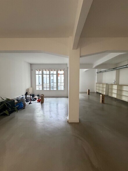 Retail in Paris for lease - Interior Photo - Image 2 of 5