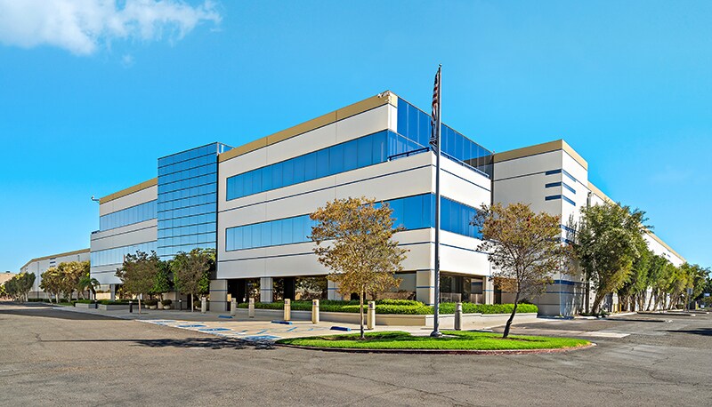 2164 N Batavia St, Orange, CA à vendre - Photo du bâtiment - Image 2 de 5