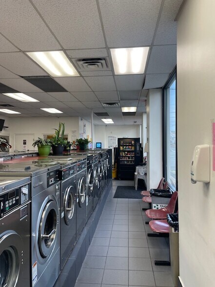 447 Smith St, Perth Amboy, NJ à vendre - Photo du bâtiment - Image 2 de 18