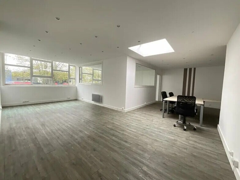 Office in Saint-Thibault-des-Vignes for lease - Interior Photo - Image 1 of 3