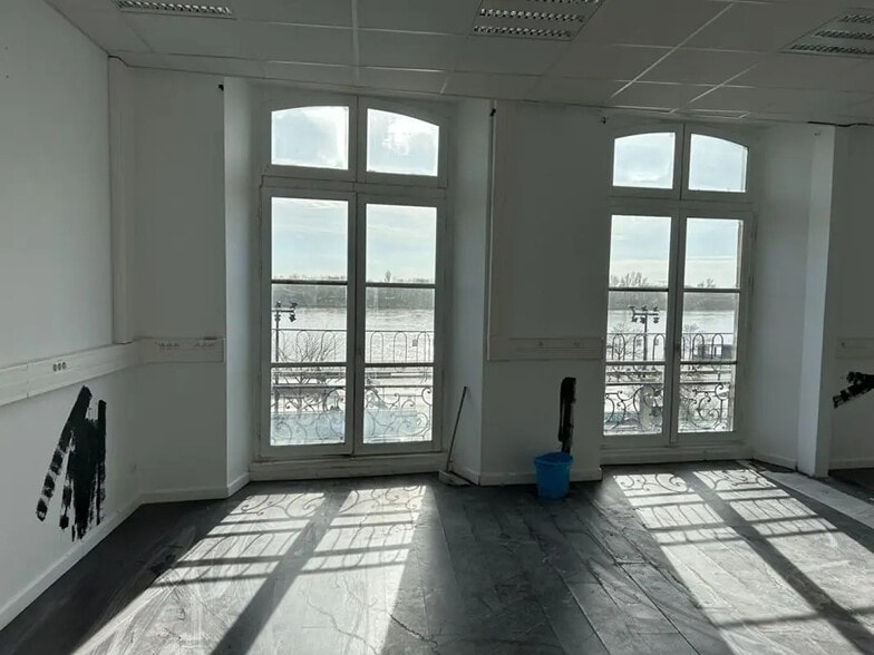 Office in Bordeaux for lease - Interior Photo - Image 2 of 20
