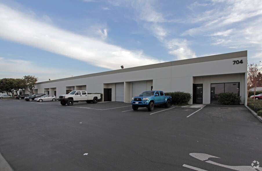 2101 W Crescent Ave, Anaheim, CA à louer - Photo du bâtiment - Image 2 de 15