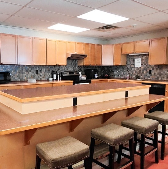 127 Commercial Dr, Calgary, AB for lease - Interior Photo - Image 2 of 4