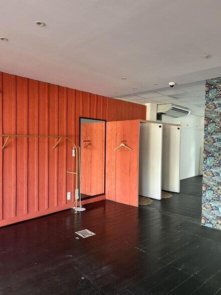 Retail in Bordeaux for lease - Interior Photo - Image 1 of 4