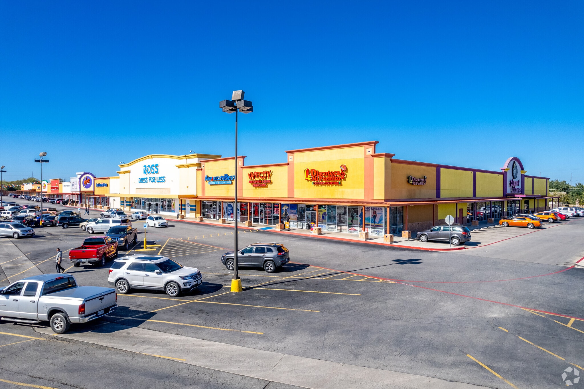 4900 W Commerce St, San Antonio, TX for lease Building Photo- Image 1 of 26