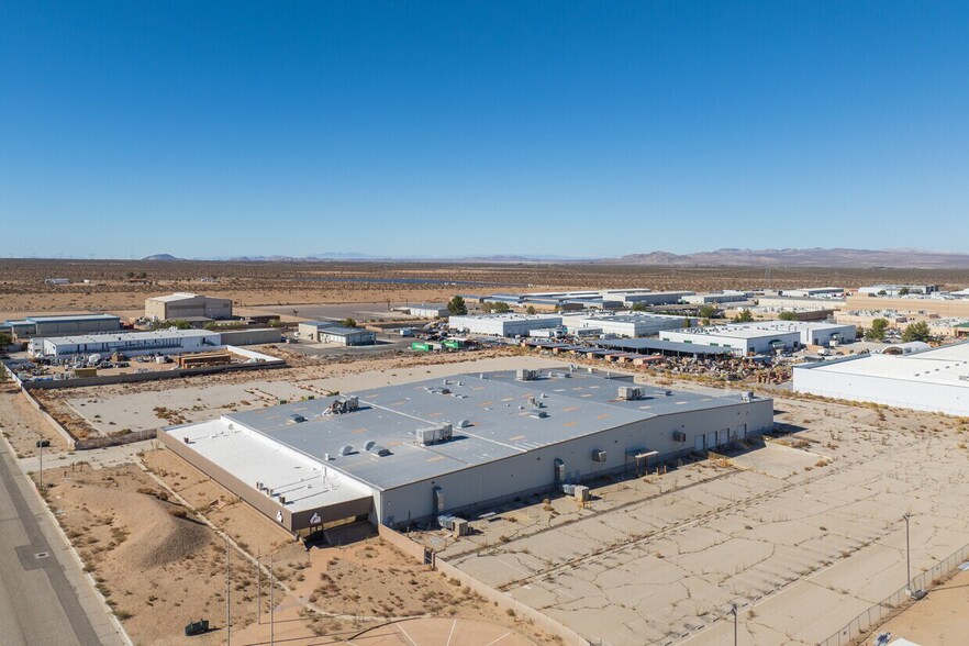 9400 Holly Rd, Adelanto, CA à louer - Photo du bâtiment - Image 2 de 11