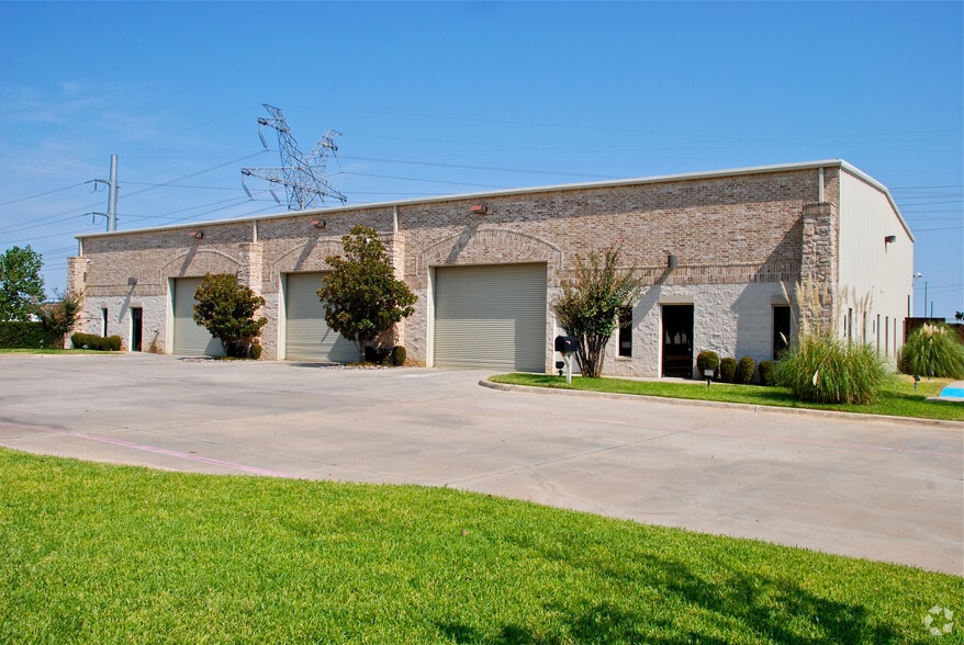 725 E Jones St, Lewisville, TX for lease - Building Photo - Image 3 of 4