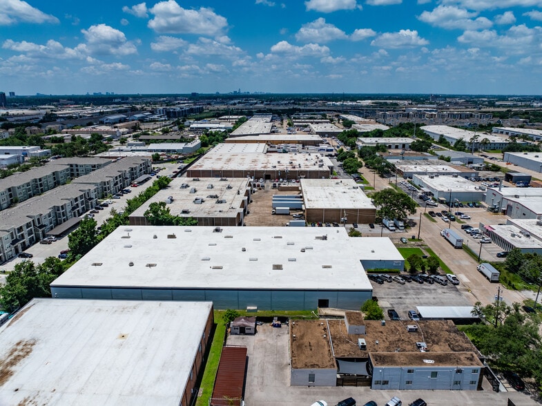 6817 Wynnwood Dr, Houston, TX for lease - Building Photo - Image 3 of 4