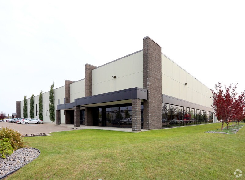 3521 56th Ave NW, Edmonton, AB à louer - Photo du bâtiment - Image 2 de 7