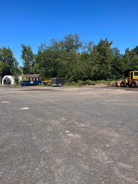 392-424 Berlin St, East Berlin, CT à louer - Photo du bâtiment - Image 2 de 5