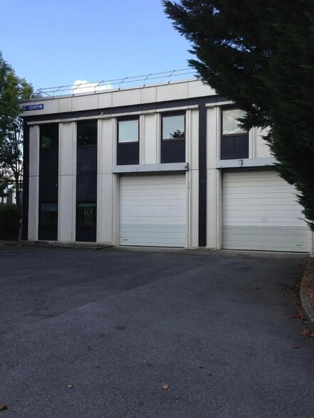 Office in Cergy for lease - Building Photo - Image 2 of 3