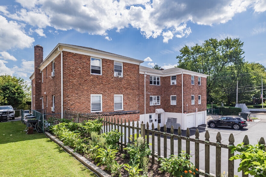26 Linden St, Great Neck, NY for sale - Building Photo - Image 3 of 14