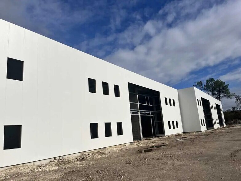 Flex dans SAINT-JEAN-D'ILLAC à louer - Photo du bâtiment - Image 2 de 10