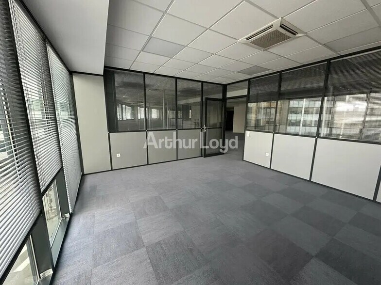 Office in Reims for lease - Interior Photo - Image 2 of 6