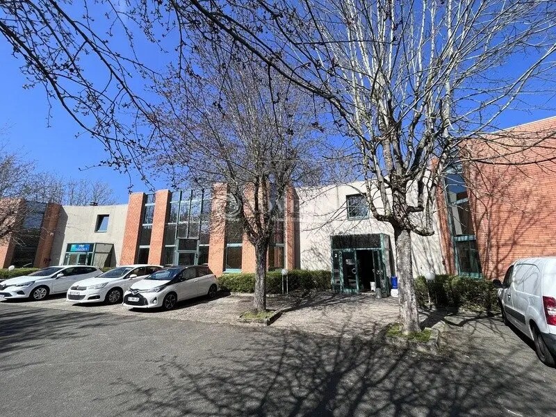 Office in Trappes for lease Building Photo- Image 1 of 5