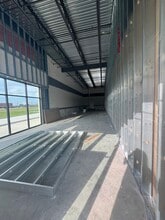 NEC of Meridian Pky, Manvel, TX à louer Photo intérieure- Image 2 de 5