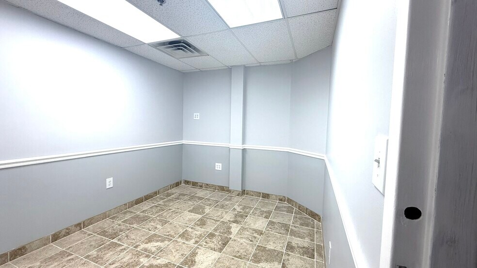 561 Cranbury Rd, East Brunswick, NJ à vendre - Photo du bâtiment - Image 2 de 41