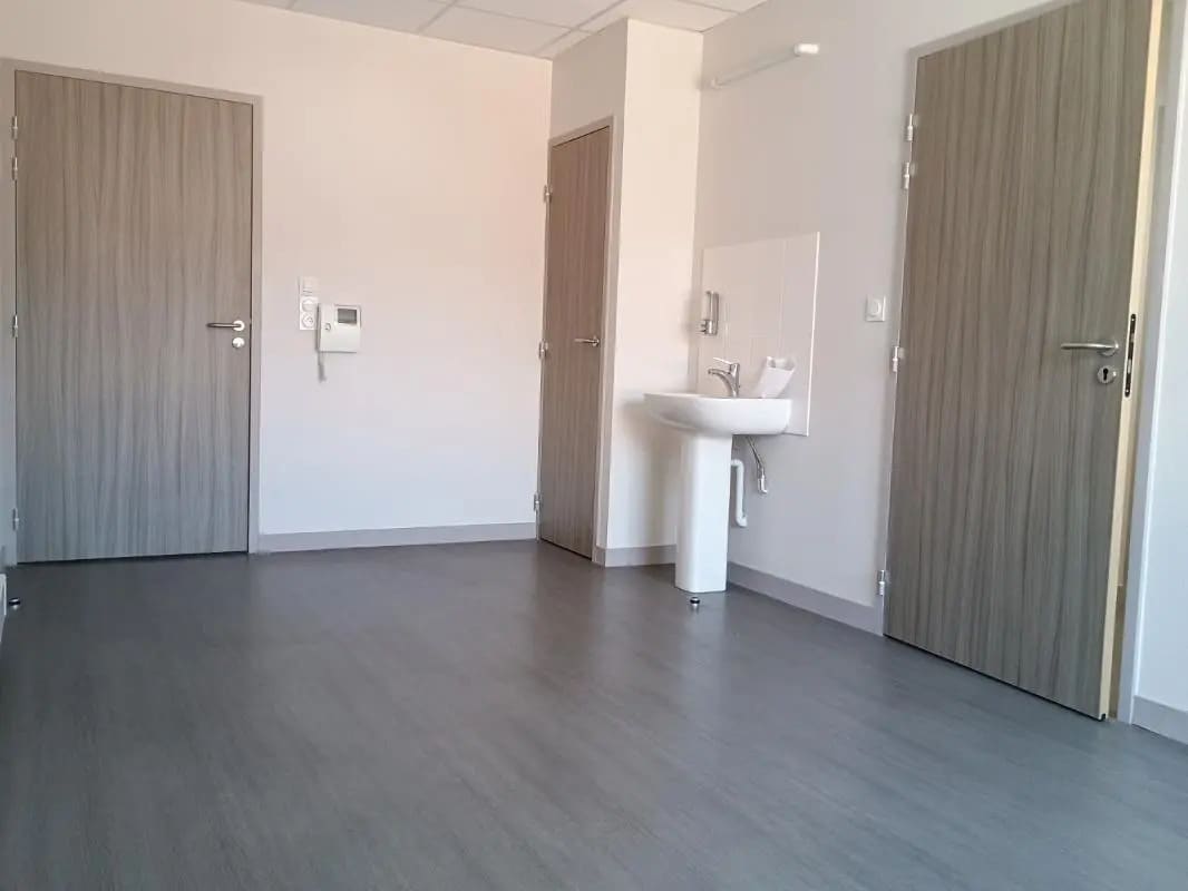 Flex in Heyrieux for lease Interior Photo- Image 1 of 7