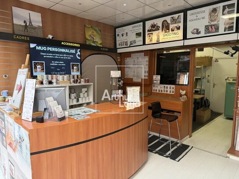 Retail in Rubelles for lease - Interior Photo - Image 2 of 4